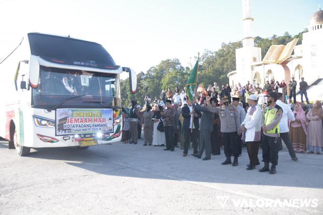 <p>Asrul Lepas Keberangkatan JCH di Islamic Center<p>