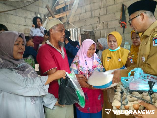 <p>Wako Padang Serahkan Bantuan bagi Keluarga Miskin Korban Banjir<p>