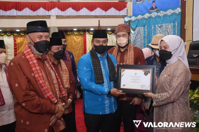 <p>10 Tokoh Terima Pin Emas di HJK Padang Panjang<p>
