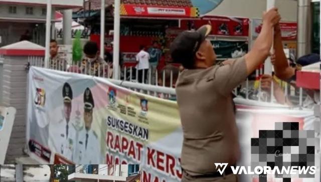 <p>Satpol PP Sapu Bersih Spanduk dan Baliho tak Berizin<p>