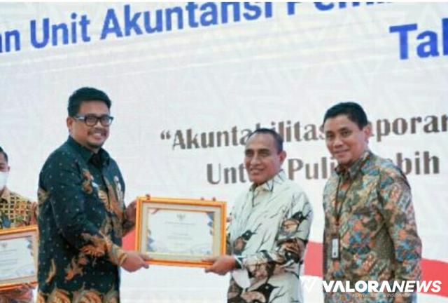 <p>Raih WTP, Wali Kota Medan Terima Penghargaan dari Menteri Keuangan<p>