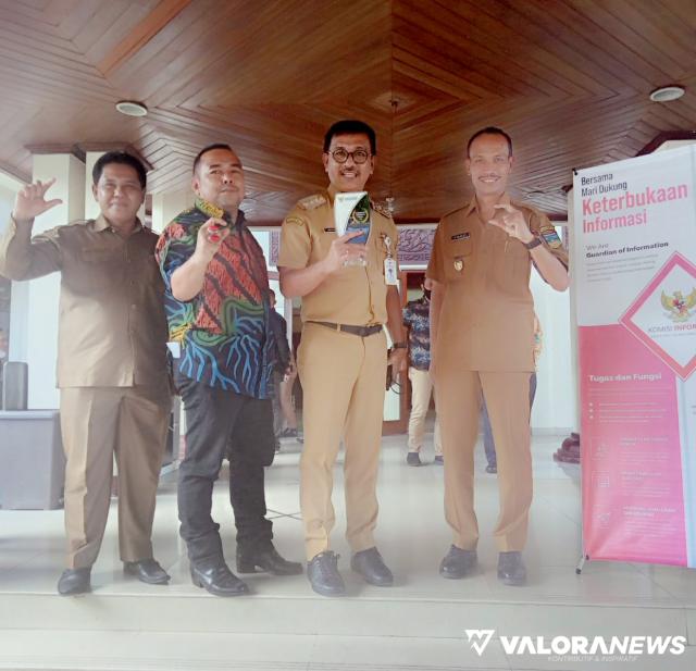 <p>KI Sumbar Anugerahi Bupati Solok Selatan Tokoh Keterbukaan Informasi Publik<p>