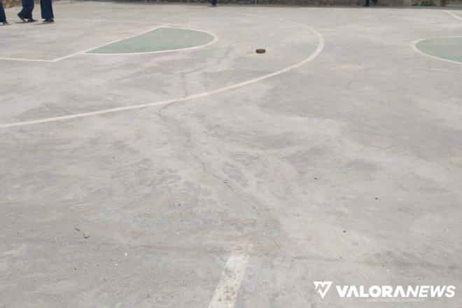 <p>Baru Selesai PHO, Pekerjaan Lapangan Basket SMPN 3 Ampek Angkek Langsung Rusak<p>