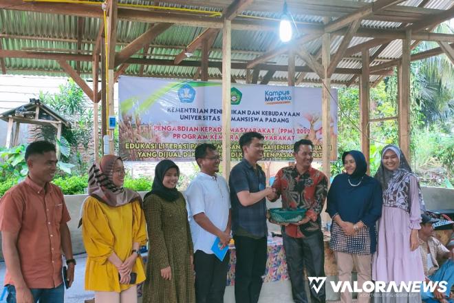 <p>Tim PKM Unitas Padang Edukasi Petani Pasbar Kenali Pupuk Asli Tapi Palsu<p>