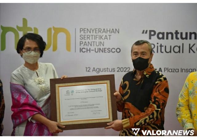 <p>Gubernur Riau Terima Sertifikat Pantun dari UNESCO<p>