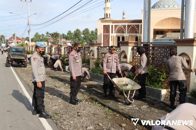 <p>Personel Polres Pasbar Bersihkan Masjid Agung Baitul Ilmi<p>