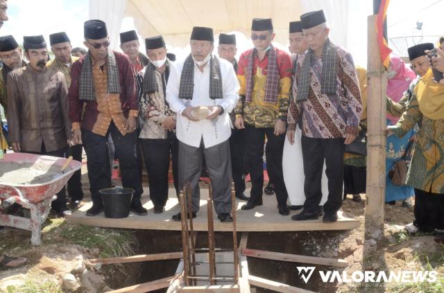 <p>Bupati Agam Letakan Batu Pertama Asrama Putra MTI Kapau<p>