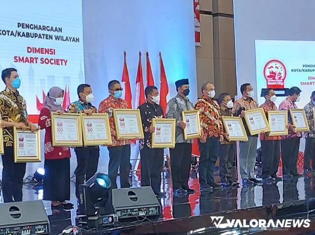 <p>Hendri Septa Terima Penghargaan Smart Society dari Kementrian Kominfo<p>