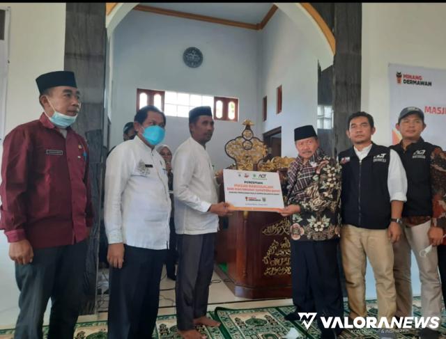<p>Bupati Agam Serahterimakan Masjid Babussalam Minang Dermawan ke Pemprov Sulawesi Barat<p>