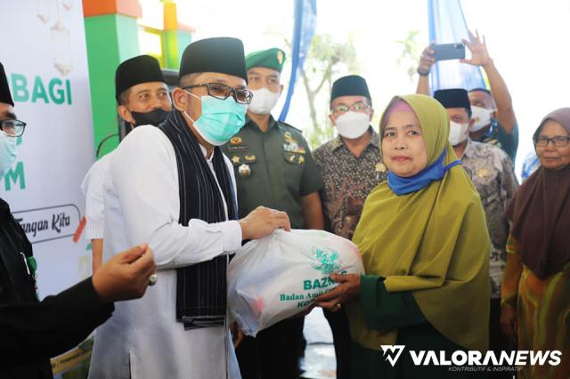 <p>Hendri Septa Bagikan 27.250 Paket Sembako dari Baznas Padang<p>