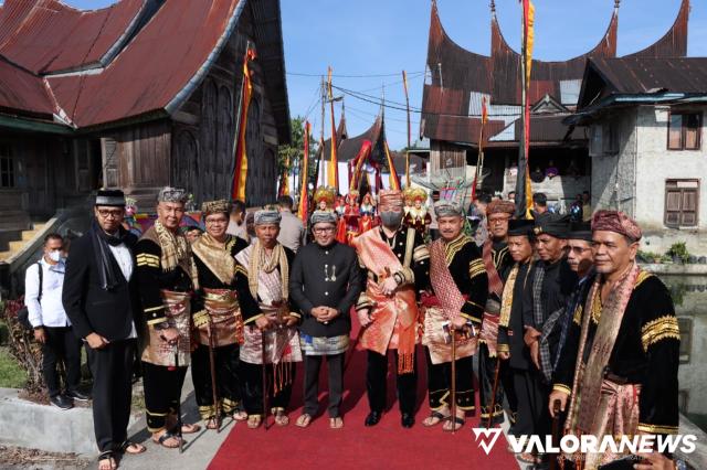 <p>Teddy Minahasa dan Istri Dianugerai Gelar Kehormatan Adat dari Tampuak Tungkai Alam Minangkabau<p>