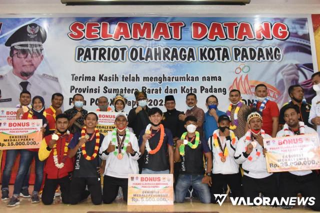 <p>Wako Padang Berikan Reward Atlet Berprestasi di PON XX Papua<p>