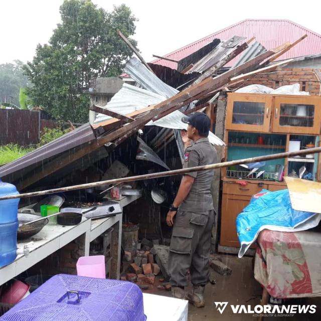 <p>Padang Dilanda Hujan Lebat Disertai Angin Kencang<p>