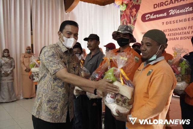 <p>100 Petugas Kebersihan Kelurahan Terima Sembako HUT DWP<p>