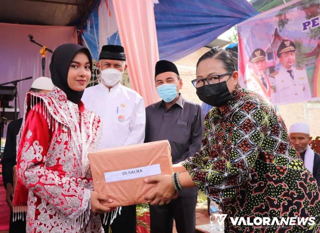 <p>Mahyeldi Salurkan Bantuan Sandang dari Pokir Dua Anggota DPRD Sumbar<p>