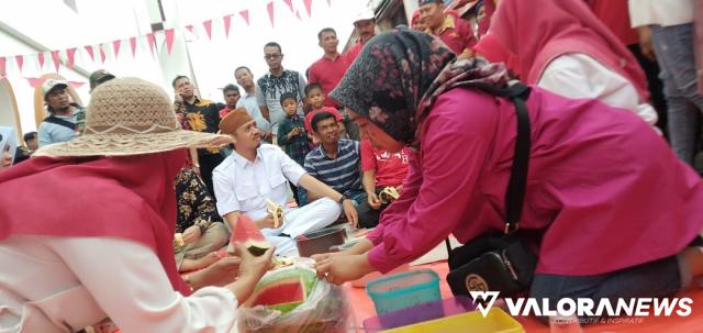 <p>Wali Kota dan Pedagang Pasar Atas Rayakan HUT RI ke-77 dengan Makan Bersama<p>
