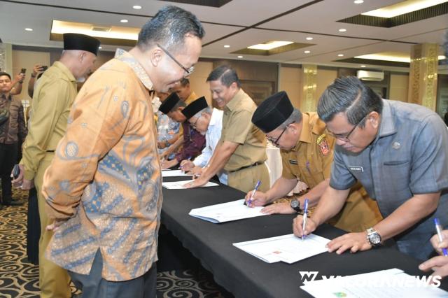 <p>Bupati Agam Tandatangani Pakta Integritas, Komit Dukung Pemilu 2024<p>