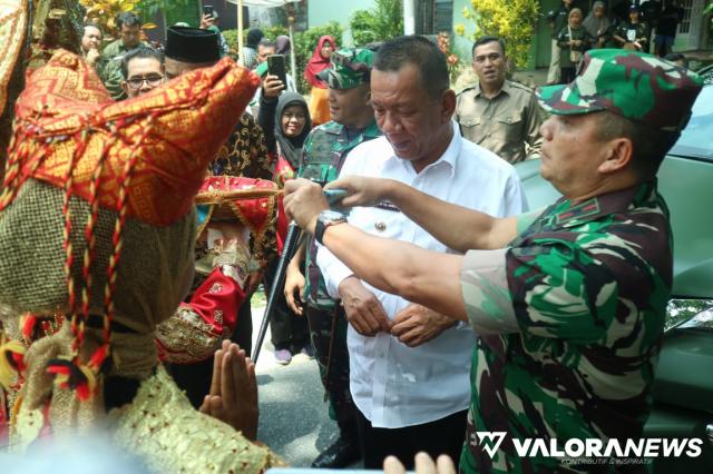 <p>Danrem 032: Bersama TNI, Masyarakat Harus Kembali Produktif<p>