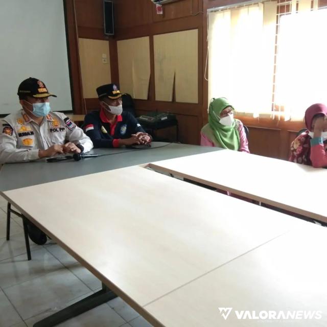 <p>Remaja Usia Belasan Digrebek Satpol PP, Mesum di Pojokan Rumah Gadang RTH Imam Bonjol<p>