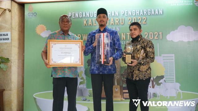<p>Ketua DPRD dan Wali Kota Bukittinggi Terima Green Leadership Nirwasita Tantra 2021<p>
