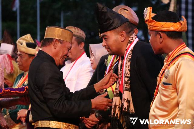 <p>Raja-raja Nusantara Anugerahi Audy Joinaldy Penghargaan Adat<p>