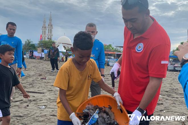 <p>Bulan Cinta Laut, 380 Relawan Kantongi 2,1 Ton Sampah dari Pantai Padang<p>