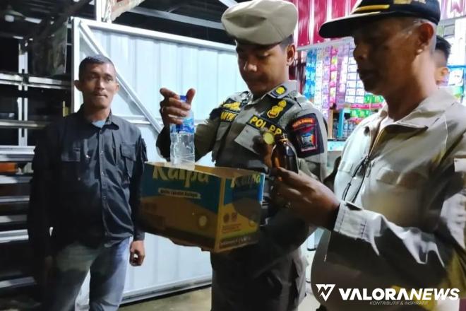 <p>Penjual Tuak Suling di Depan SMPN 17 Padang Digrebek Satpol PP<p>