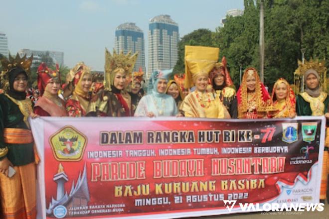 <p>Ratusan Bundo Kanduang Minang Parade Baju Kuruang Basiba dari Bundaran HI sampai Monas<p>