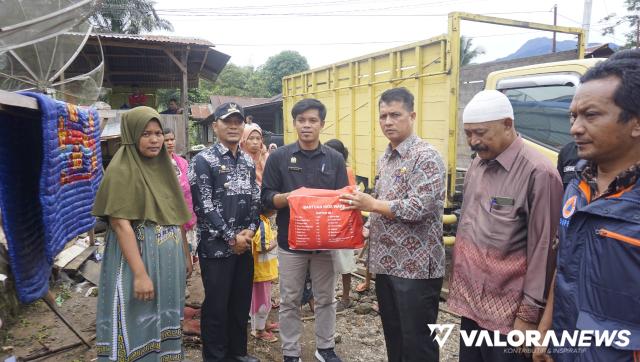 <p>Korban Banjir Jorong Limpato Dibantu Sembako<p>
