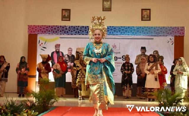 <p>Begini Tampilan Pimpinan Organisasi Wanita Berpakaian Adat Minangkabau<p>