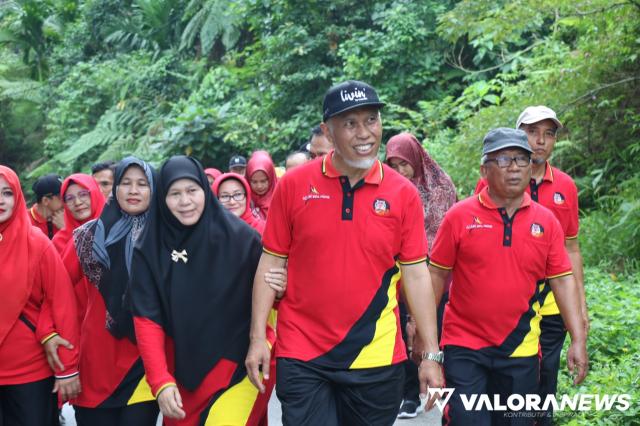 <p>Mahyeldi Kisahkan Cara Bung Hatta Mengkritik Sukarno di Jalan Santai Warga Agam<p>