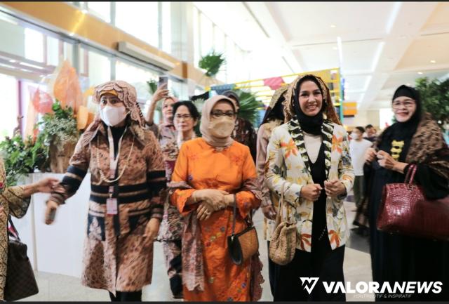 <p>20 Busana Bernuansa Batik dan Tenun Minang di Tampilkan di Ajang Fashion Show Solok Bersolek<p>