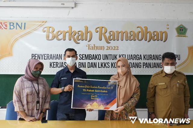 <p>BNI Salurkan 75 Paket Sembako Melalui LKKS Padang Panjang<p>