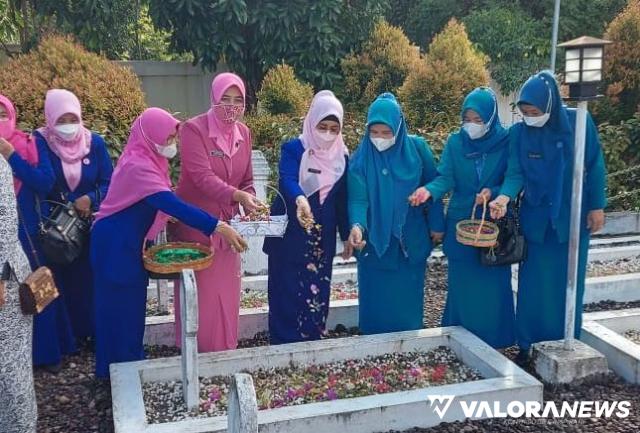 <p>GOW Agam Ziarah ke Makam Pahlawan Siti Manggopoh<p>