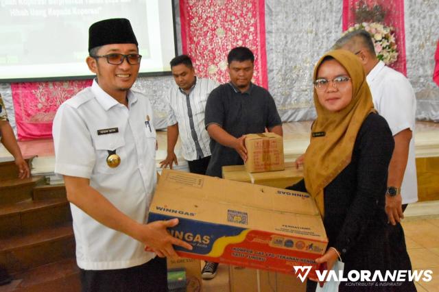 <p>Hendri Septa Serahkan Bantuan dari Pokir 14 Anggota DPRD, 990 UMKM Terima Peralatan Kerja<p>