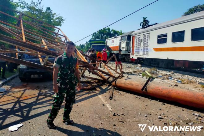 <p>Kereta Api Seret Truk hingga Merobohkan Halte Trans Padang dan Tiang Baliho<p>