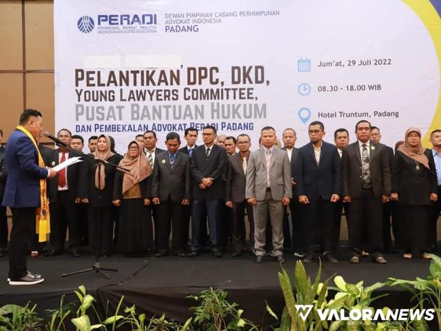 <p>Prof Oto Hasibuan Lantik Pengurus DPC Peradi Padang, Ini Harapan Wako Padang<p>