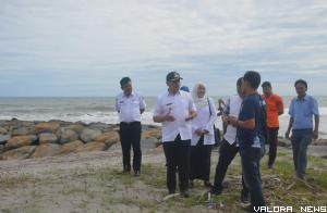 <p>4 Km Garis Pantai Diterjang Abrasi, 700 Unit Rumah di Nagari Tiku V Jorong Terancam<p>