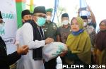 <p>Hendri Septa Bagikan 27.250 Paket Sembako dari Baznas Padang<p>