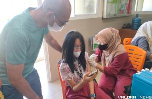 <p>Video BTS jadi Pengalih Perhatian Saat Vaksinasi Anak di SD Majusri Padang<p>