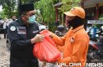<p>Hendri Septa Serahkan Paket Sembako untuk Pegawai DLH<p>