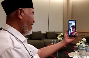 <p>Mahyeldi Langsung Video Call dengan Peraih Emas untuk Kontingen Sumbar di PON Papua<p>